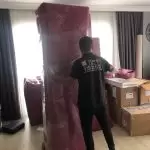Eşyaların dikkatlice paketlendiği bir nakliyat süreci - Evden eve nakliyat
